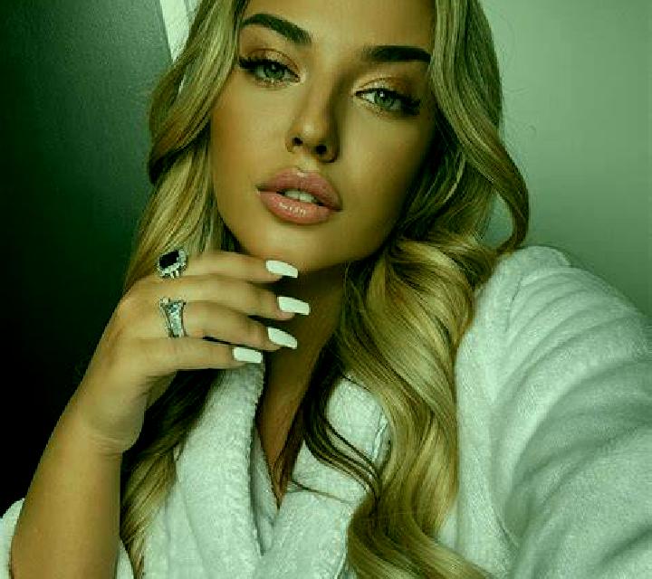 Camila Sineu escort