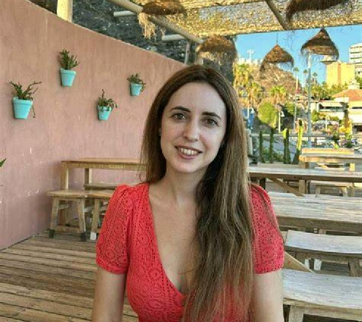 Julia 2 Peque escort