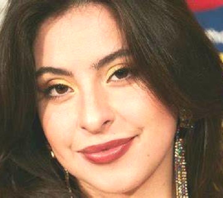 Julia Abertura escort