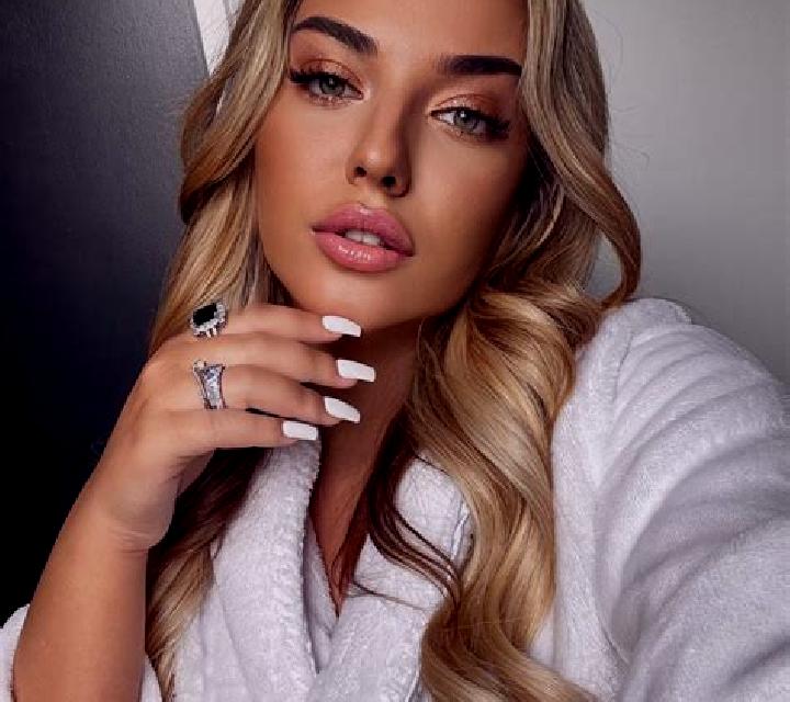 Julia Romanos escort
