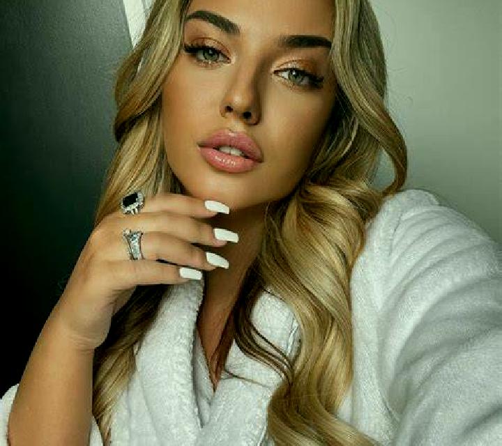 Noelia Cimballa escort