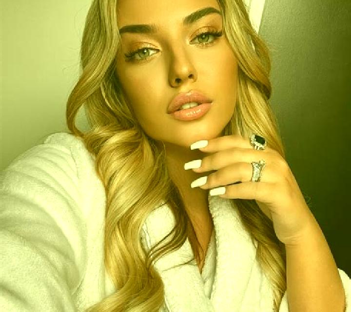 Nora Aiguees escort