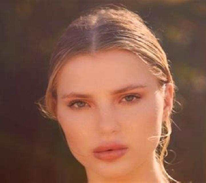 Sara Onis escort